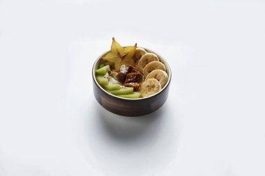 beyaz bir arka plan üzerinde meyve ve çilek ile tahıl