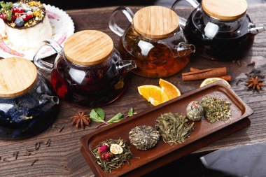 çeşitli çaylar ahşap paneller üzerine. seçici odak