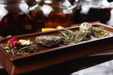 çeşitli çaylar ahşap paneller üzerine. seçici odak