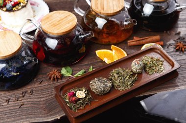 çeşitli çaylar ahşap paneller üzerine. seçici odak