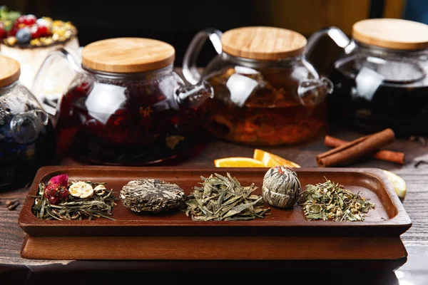 çeşitli çaylar ahşap paneller üzerine. seçici odak