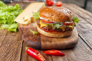 Ahşap bir masa üzerinde ev yapımı hamburger