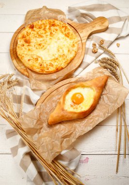 ahşap masa üzerinde çeşitli khachapuri
