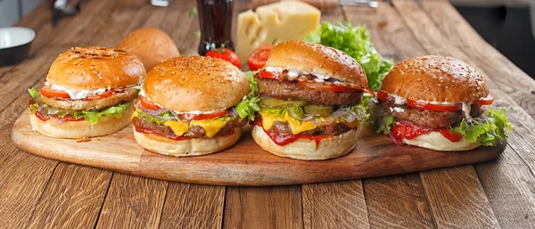 Hamburguesa casera sobre una mesa de madera — Foto de Stock