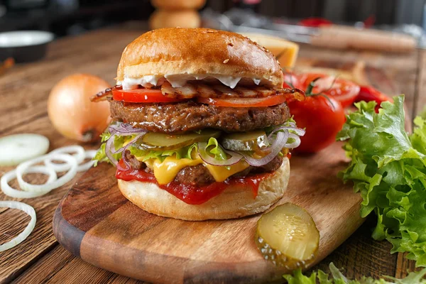 Hamburguesa casera sobre una mesa de madera — Foto de Stock