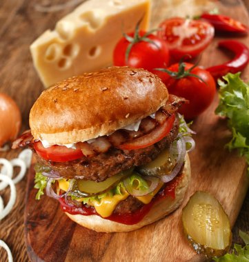 Ahşap bir masa üzerinde ev yapımı hamburger
