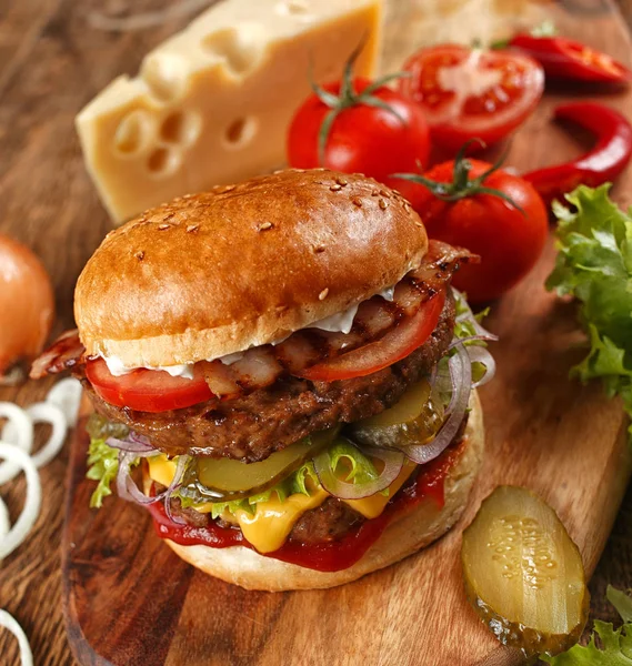 Hamburguesa casera sobre una mesa de madera — Foto de Stock