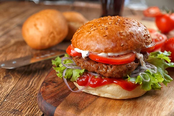 Ahşap bir masa üzerinde ev yapımı hamburger