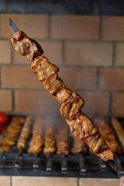 barbekü arka planda çeşitli barbekü şişler