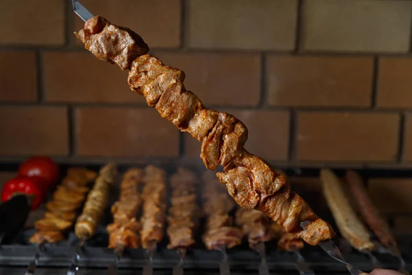 Verschillende barbecue spiesjes op de achtergrond van de barbecue — Stockfoto