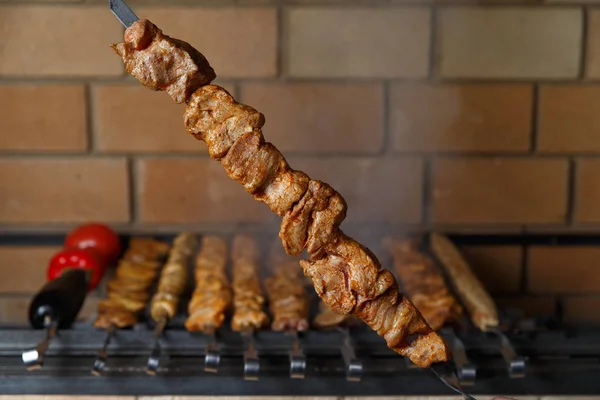 Vari spiedini da barbecue sullo sfondo del barbecue — Foto Stock