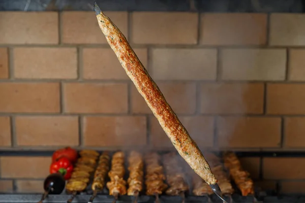 Verschiedene Grillspieße auf dem Hintergrund des Grills — Stockfoto