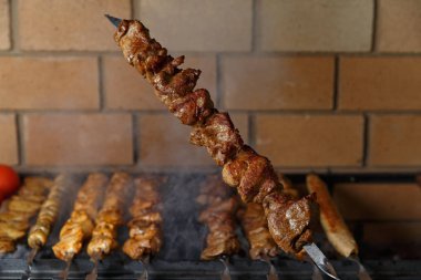 barbekü arka planda çeşitli barbekü şişler