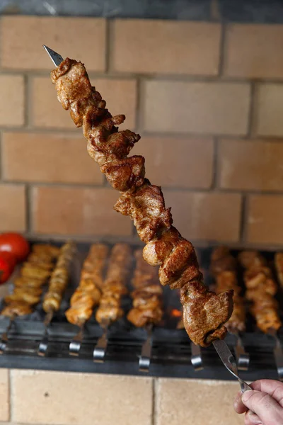 Verschillende barbecue spiesjes op de achtergrond van de barbecue — Stockfoto