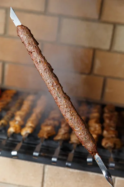 Vari spiedini da barbecue sullo sfondo del barbecue — Foto Stock