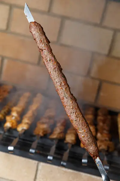 Verschiedene Grillspieße auf dem Hintergrund des Grills — Stockfoto