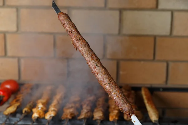 Vari spiedini da barbecue sullo sfondo del barbecue — Foto Stock