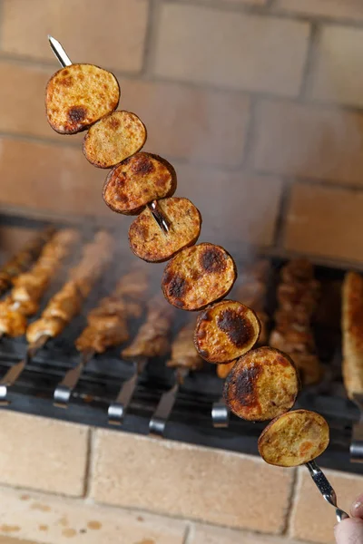 Verschillende barbecue spiesjes op de achtergrond van de barbecue — Stockfoto