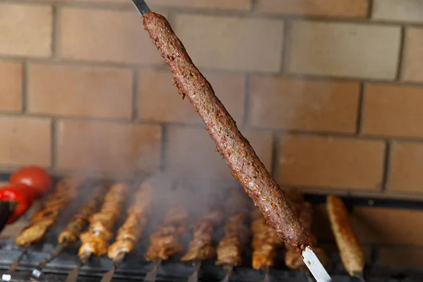 Különböző grill nyárs a háttérben a barbecue — Stock Fotó