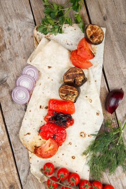 ahşap bir masada çeşitli barbekü şişler