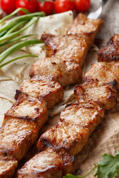 ahşap bir masa üzerinde domuz şiş, seçici odak