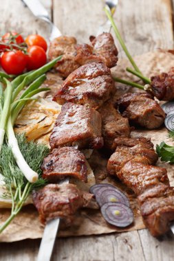 ahşap bir masa üzerinde sığır şişleri, seçici odak