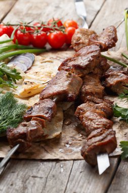 ahşap bir masa üzerinde sığır şişleri, seçici odak