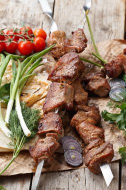 ahşap bir masa üzerinde sığır şişleri, seçici odak