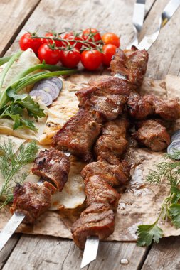 ahşap bir masa üzerinde sığır şişleri, seçici odak