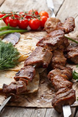 ahşap bir masa üzerinde sığır şişleri, seçici odak