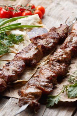 ahşap bir masa üzerinde sığır şişleri, seçici odak