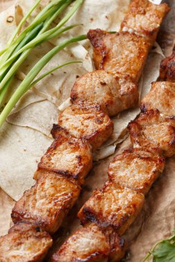 ahşap bir masa üzerinde domuz şiş, seçici odak