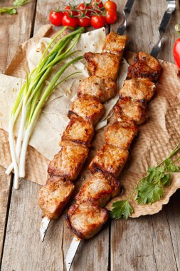 ahşap bir masa üzerinde domuz şiş, seçici odak