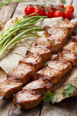 ahşap bir masa üzerinde domuz şiş, seçici odak