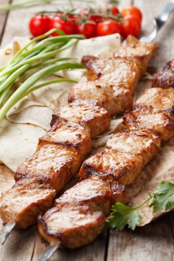 ahşap bir masa üzerinde domuz şiş, seçici odak