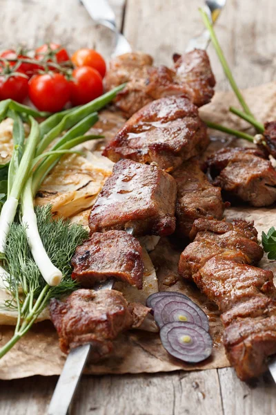 ahşap bir masa üzerinde sığır şişleri, seçici odak