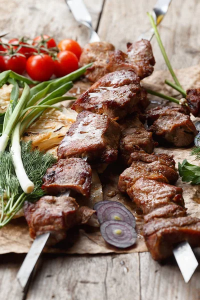 ahşap bir masa üzerinde sığır şişleri, seçici odak