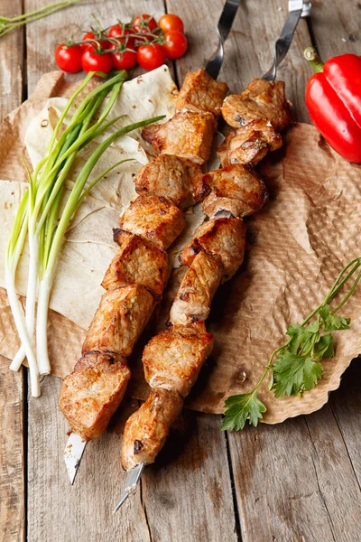 Brochetas de cerdo en una mesa de madera, enfoque selectivo — Foto de Stock