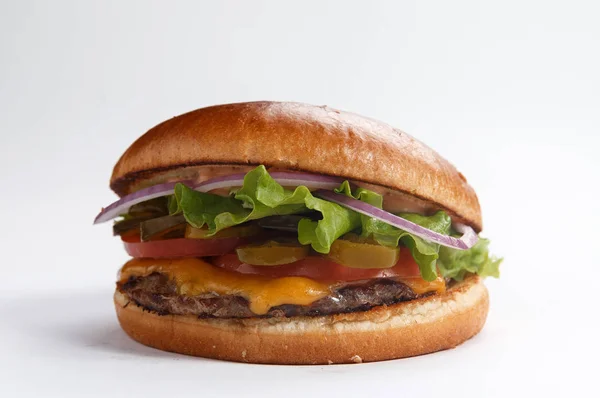 Klassischer Burger mit Käse auf weißem Hintergrund — Stockfoto