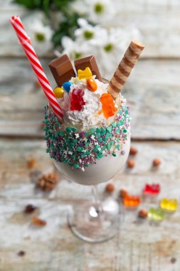 ahşap bir masada bir bardak kokteyl