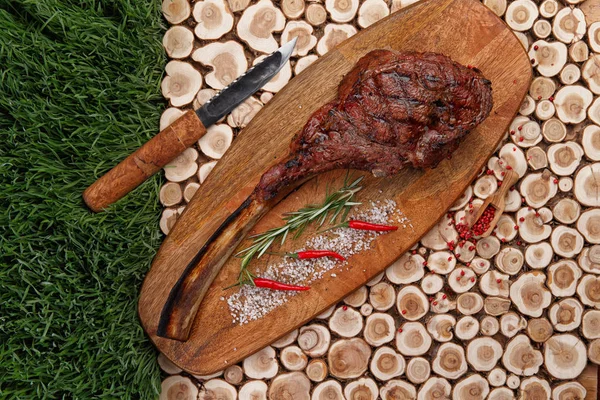 Cocido TOMAHAWK STEAK en el tablero —  Fotos de Stock