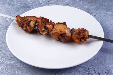 Gri arka planda bir tabakta kebap. yakın plan