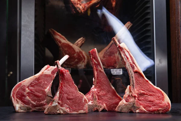 Divers steaks crus sur fond d'armoire de vieillissement à sec — Photo