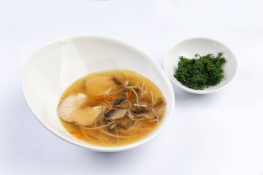 Beyaz arka planda mantarlı geleneksel şehriye çorbası.