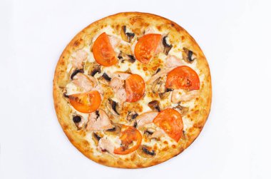 Beyaz arka planda geleneksel ev yapımı pizza. Yukarıdan görünüm