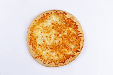 Beyaz arka planda geleneksel ev yapımı pizza. Yukarıdan görünüm