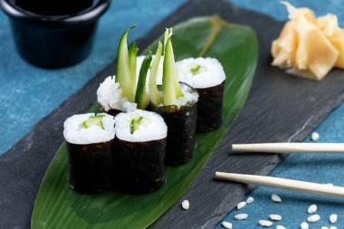 Salatalıklı suşi, klasik Japon suşisi. Geleneksel Japon yemeği ve maki. Lezzetli suşi parçaları. Restoran menüsü için..