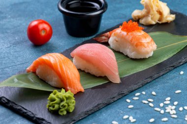 Klasik suşi. Somon, ton balığı ve karidesli. Klasik Japon suşisi. Geleneksel Japon yemeği ve maki. Nefis suşi parçaları.