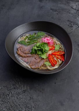 Geleneksel Vietnam pho bo çorbası. Seçici odak