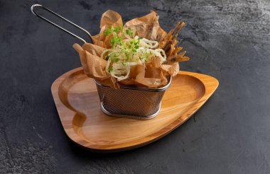 Soğan halkalarıyla birlikte hamurda kızartılmış küçük balık. Orijinal sunum. seçici odak